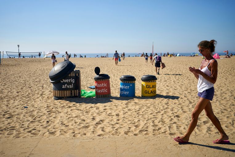 Op het Scheveningse strand staan er meerdere afvalbakken om het afval te scheiden. Beeld Phil Nijhuis