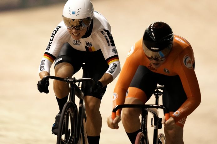 Shanne Braspennincx in actie tegen Emma Hinze.
