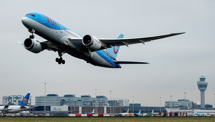 Een vliegtuig van TUI stijgt op van een landingsbaan van Schiphol.