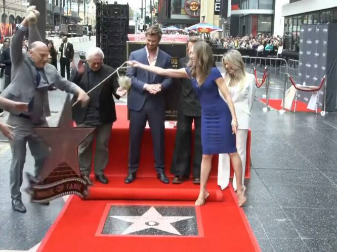 KIJK. Chris Hemsworth onthult eigen ster op Hollywood Walk of Fame