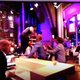 Man springt op tafel tijdens uitzending RTL Late Night