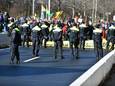 De politie houdt op zaterdag 11 maart demonstranten tegen die de A12 op willen gaan.