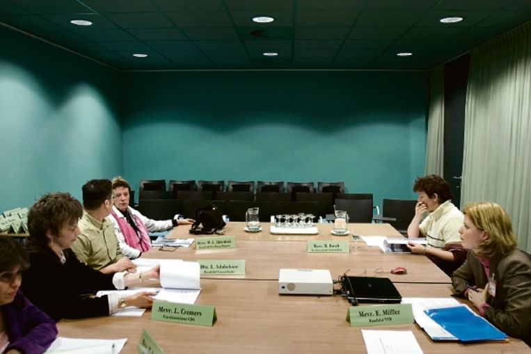 Een inspraakmogelijkheid bij een raadscommissie in Almere. Geen burgers, geen pers. (FOTO WERY CRONE, TROUW) Beeld 