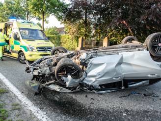 Bestuurder klimt als bij wonder lichtgewond uit auto na zware crash
