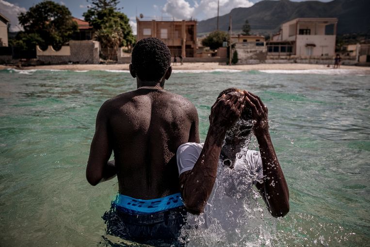 Gamibiaanse tieners in Sicilië. Aimamo Jawnoh (l) vertelt dat hij in Europa geld moest gaan verdienen toen zijn ouders scheidden. Beeld Hollandse Hoogte / VII Photo / Redux