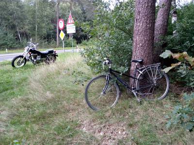 Fietser gewond door botsing met motor in Wekerom