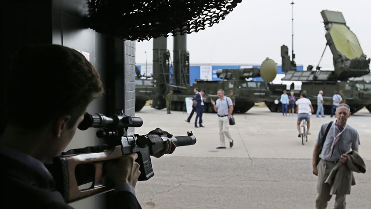 Een man met een automatisch wapen tijdens een militaire tentoonstelling in Rusland, augustus 2014. Beeld EPA
