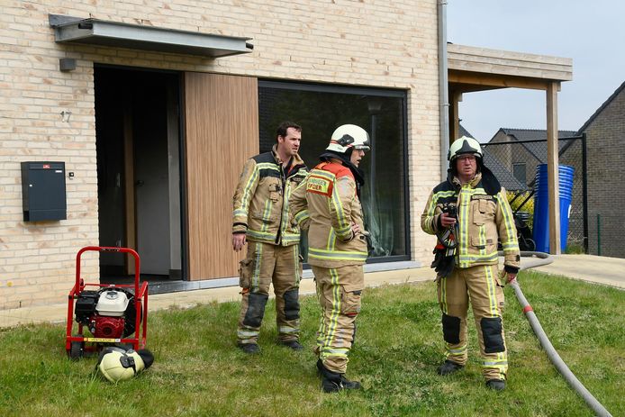 De brandweer repte zich naar de Klauwaertstraat in Hooglede, voor een hevige keukenbrand in de huurwoning van een gezin met twee kinderen.