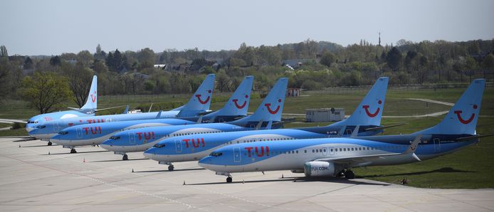 Toestellen van Tui staan geparkeerd op de luchthaven van Hannover.