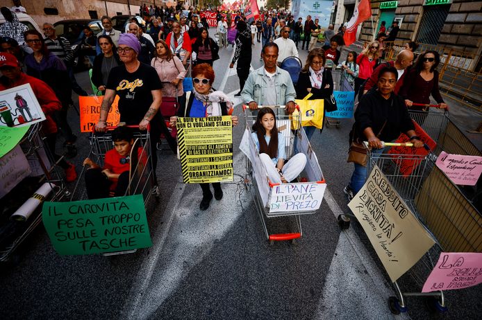 In Rome werd enkele weken geleden geprotesteerd tegen de stijgende energieprijzen. Demonstranten duwden lege winkelwagentjes de straten over.