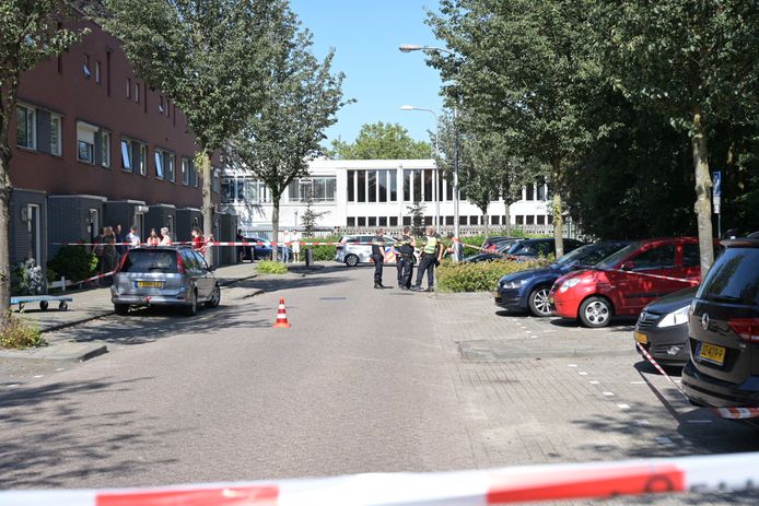 Na het incident in de Matterhornstraat lagen op straat enkele hulzen van een jachtgeweer.