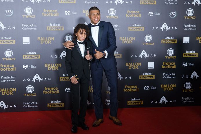 Kylian Mbappé en broertje Ethan tijdens de verkiezing van de Ballon d'or.