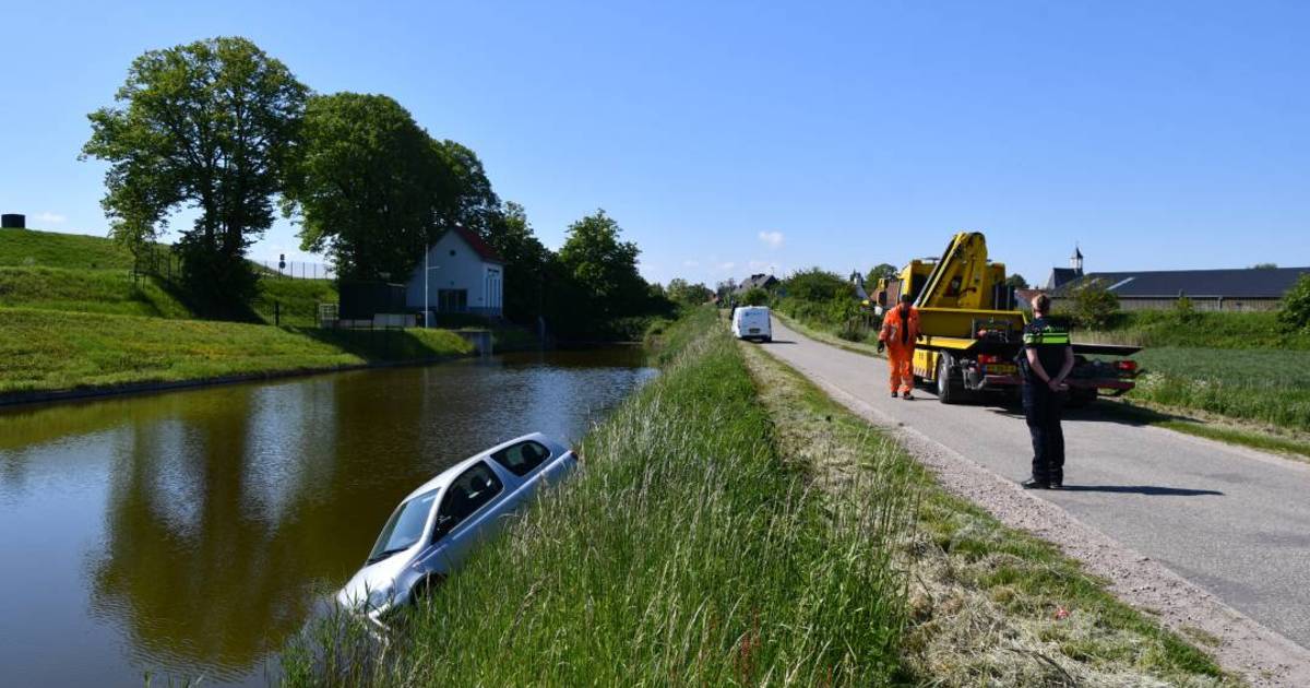 Auto bijna te water in Hoedekenskerke; één persoon gewond