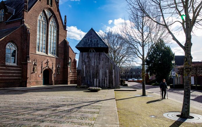 Archieffoto van het centrum van Bergeijk rond 't Hof. Op het kerkplein komen de letters BRGK te staan.
