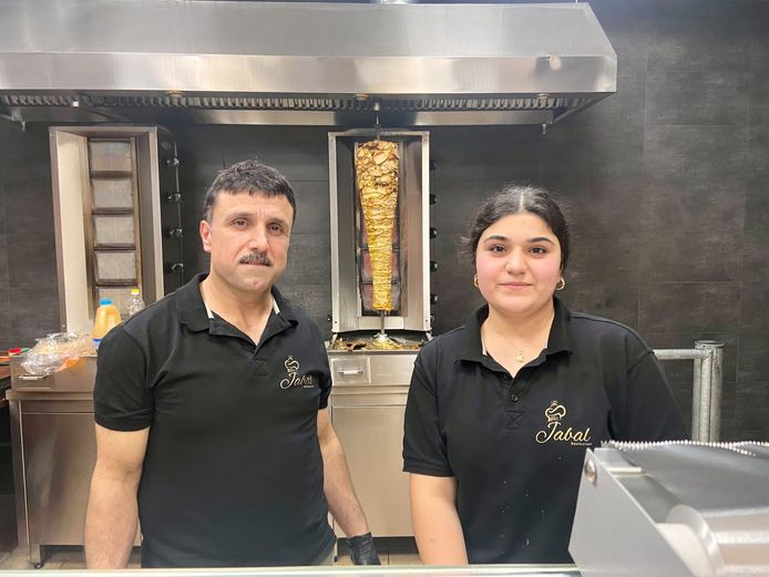 Mohamad Mohamad (l) en zijn dochter van restaurant Jabal.