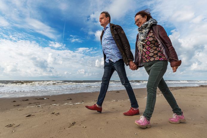 Vincent Bijlo en zijn vrouw Mariska Reijmerink wandelen over het strand van Katwijk aan Zee, waar ze deze week vakantie houden. Tot de mooist denkbare geluiden, vindt Bijlo, hoort het geluid van de zee.