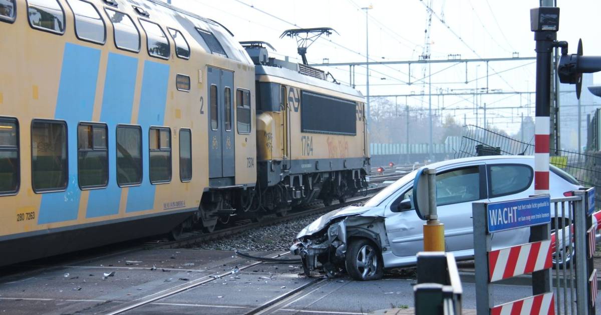 Enorme ravage op spoor na botsing met auto in Almelo: geen treinen.