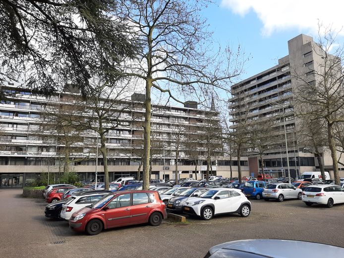 De Bomansplaats is een van de drie parkeerplaatsen rondom het centrum, waar medewerkers van de gemeente Eindhoven hun auto kunnen parkeren.
