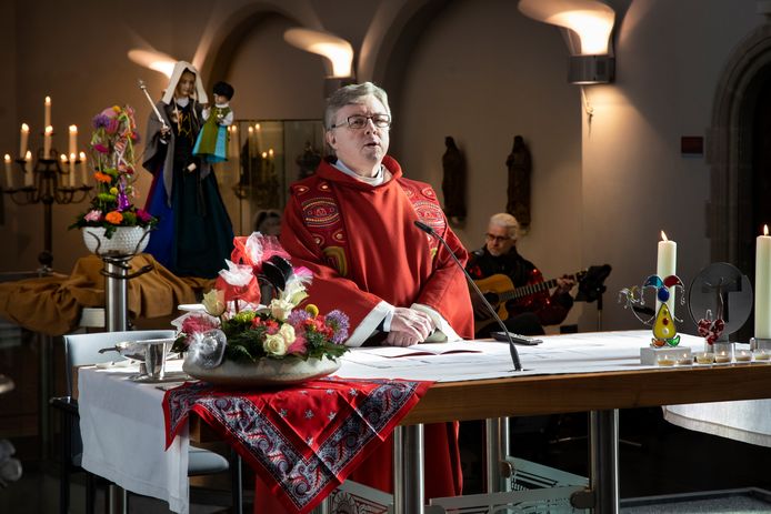Pastoor Paul Janssen tijdens de carnavalsmis eerder dit jaar in de grote kerk van Deurne.