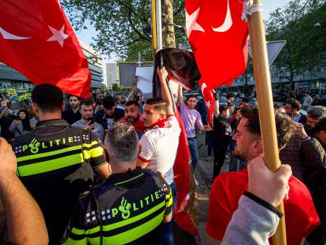 Turkse Nederlanders de straat op om overwinning Erdogan te vieren