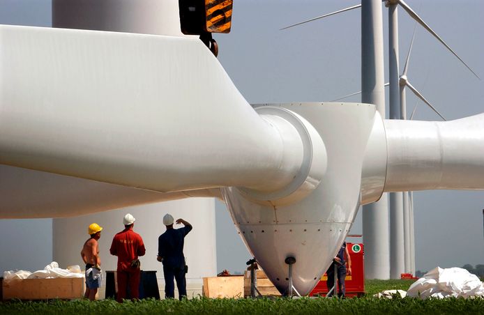 Installatie van een windturbine. Het gaat nog wel even duren voor ze in Zetten zover zijn. Foto ter illustratie.