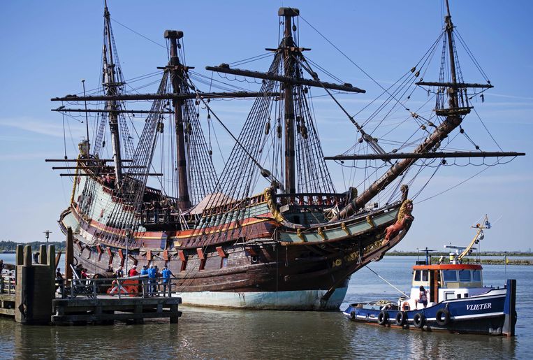 De replica van VOC-schip De Batavia op weg naar groot onderhoud.  Beeld ANP