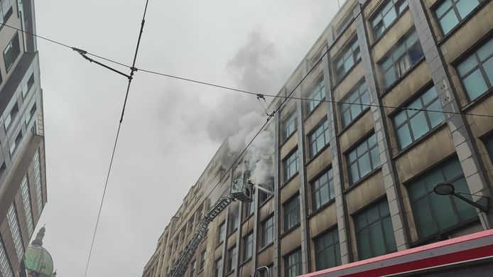 In een kraakpand in de Paleizenstraat in Schaarbeek woedde donderdagmiddag een brand