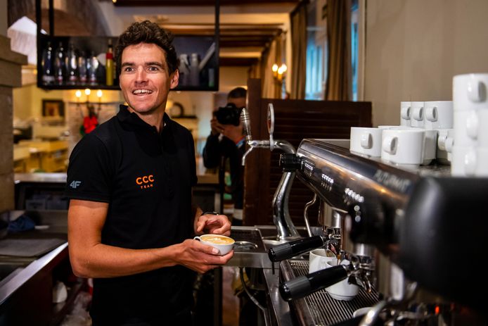 Ook op stage in Spanje kan Van Avermaet het niet laten om zelf koffie te zetten.
