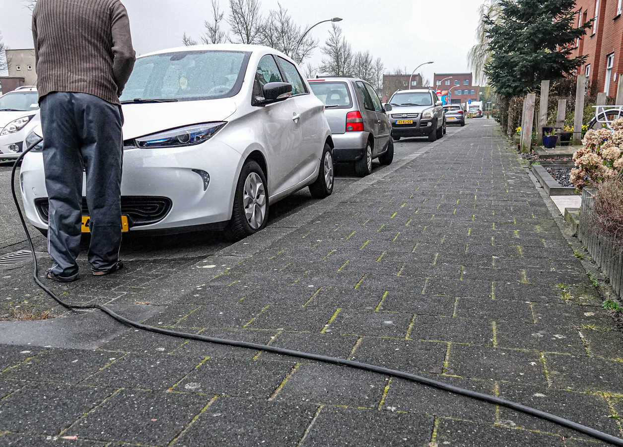 Gebruik je een 'struikelkabel' voor je elektrische auto? Dat gaat je in ...