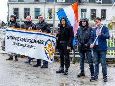 Verregende mini-demonstratie tegen vluchtelingen in Utrecht: ‘Ze krijgen een viersterrenhotel aangeboden’
