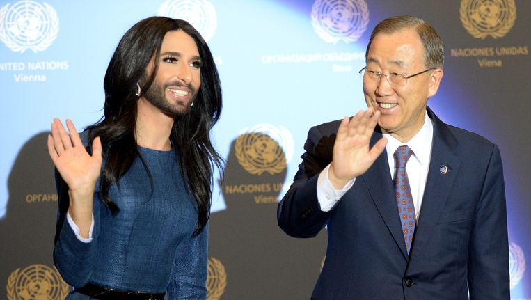 VN-baas Ban Ki-moon (rechts) en Conchita Wurst, die andere 'wereldleider'. Beeld EPA