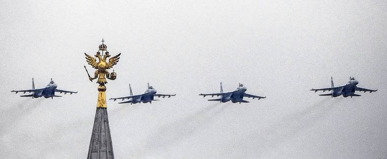 Russische Sukhoj Su-35S straaljagers vliegen over Moskou tijdens een militaire parade in 2021.  Beeld ANP / AFP