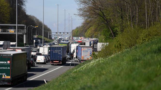 Twee rijstroken versperd door ongeval op E40 richting Brussel in Everberg