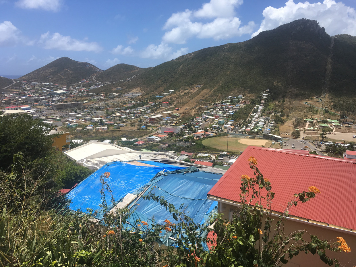 Naar schatting een kwart van de huizen op Sint Maarten is nog altijd onvoldoende gerepareerd. Beeld kees broere