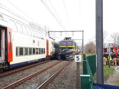 Wagen gegrepen door twee treinen, chauffeur overleden