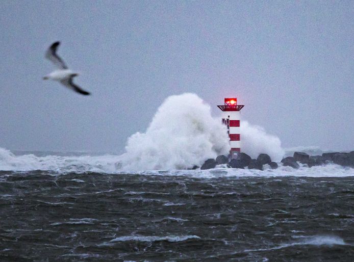 Storm Corrie raast over de pier bij IJmuiden.