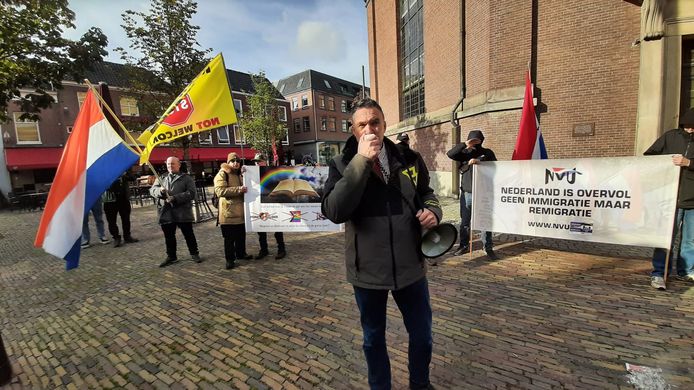 Leider Constant Kusters van de NVU staat met een aantal supporters op het Jansplein.