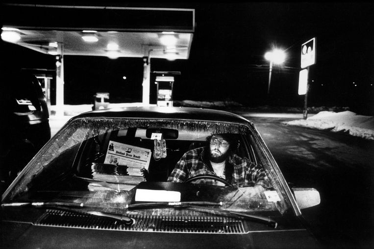 Bij het ­tankstation van Kingfield, Maine, drinkt een krantenbezorger voor dag en dauw een kop koffie, 2001.
 Beeld Tim Dirven