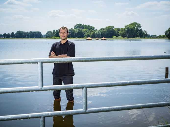Leonard Passchier voor zijn kunstwerk.
