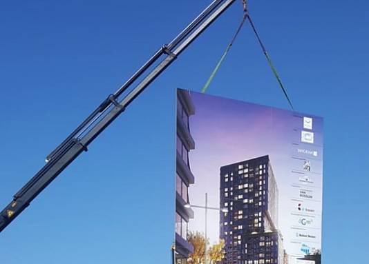 Het bouwbord wordt geplaatst.