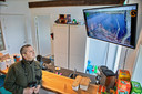 Boswachter Harm Blom houdt het nest in de gaten via de webcam.