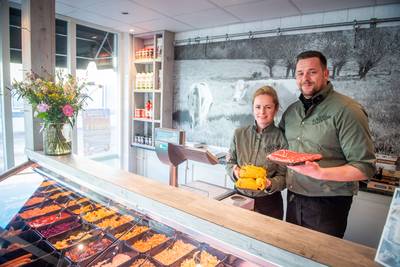 Bas en Kelly Aalderink nemen slagerij Hoff in Wierden over: ‘Het slagersvak is het mooiste dat er is