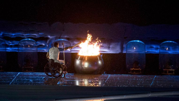 De Braziliaanse zwemmer Clodoaldo Silva ontsteekt het olympische vuur. Beeld REUTERS