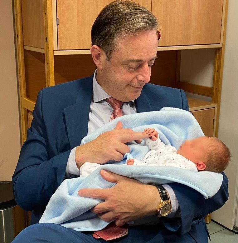 Burgemeester Bart De Wever met baby Finn, het kindje dat enkele weken geleden gevonden werd in de Antwerpse vondelingenschuif.  Beeld RV