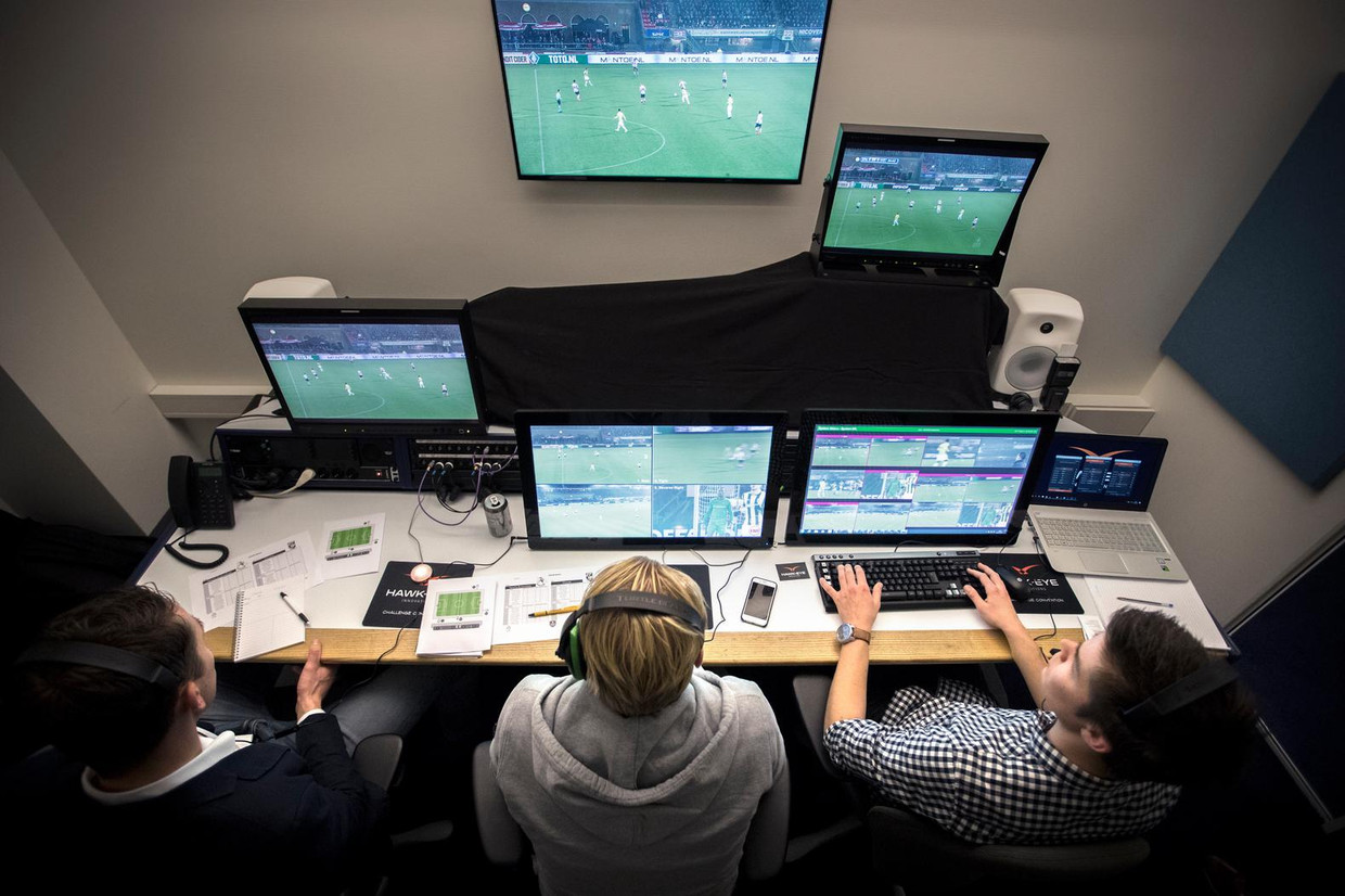 Videoscheidsrechters aan het werk tijdens een halve finale van de KNVB-beker. Beeld anp