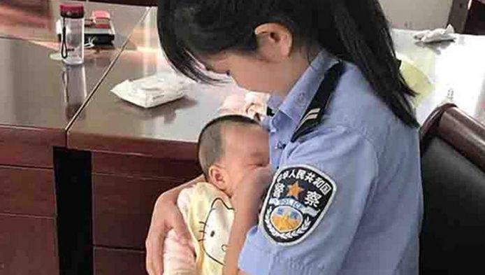 Toen de moeder van deze baby voor de rechter moest verschijnen, ontfermde politieagente Lina Hao zich over haar baby.