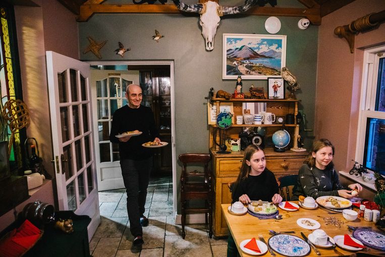 Ihor (57) uit Oekraïne samen met dochters Anastasiia (11) en Victoria (14) in de eetzaal tijdens het avondeten. Beeld Aurélie Geurts