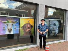 Airbrushen in Waalwijk onder het oog van winkelend publiek