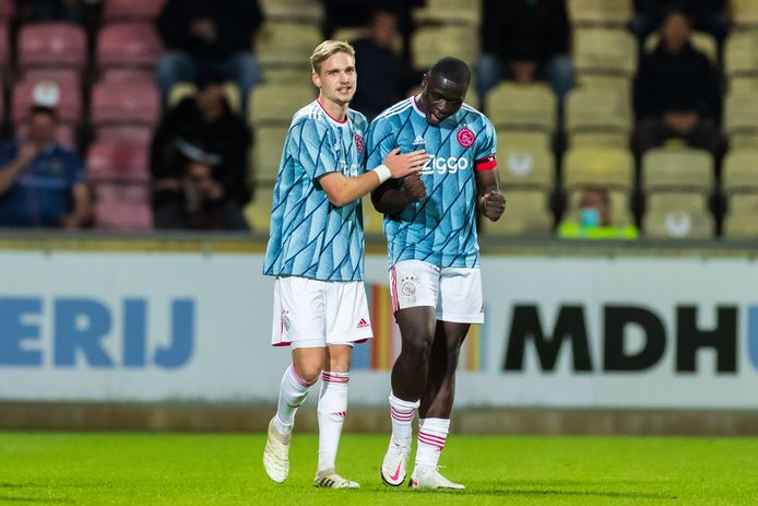 Kenneth Taylor en Brian Brobbey, de doelpuntenmakers namens Jong Ajax in Deventer.