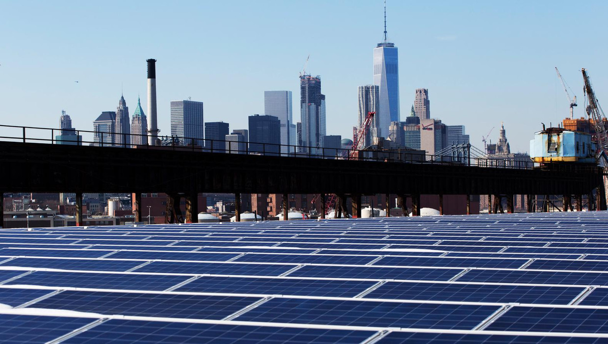Zonnepanelen op een dak in New York. Op de achtergrond de skyline van Manhattan, 14 februari. Beeld ap